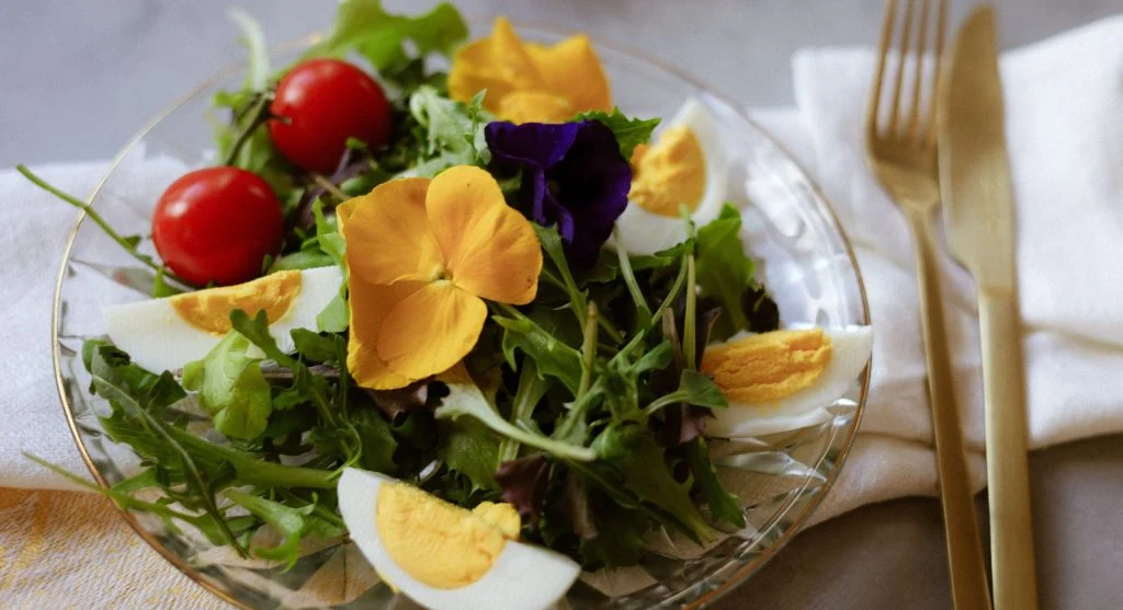 Plate with edible flowers used as garnish on a salad or dessert